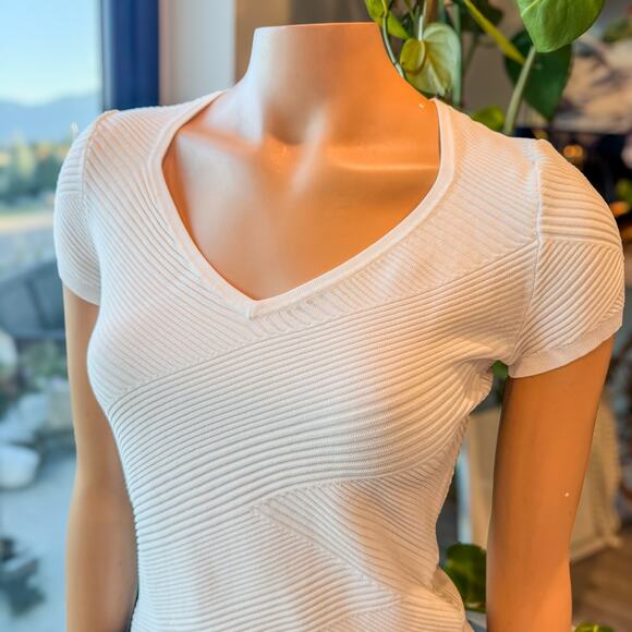 WHBM White Short Sleeve V-Neck Top w/ Diagonal Textured Knit Pattern, Small - Picture 2 of 11